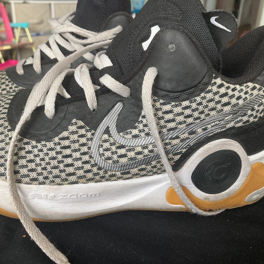 NIKE SIZE 7Y
